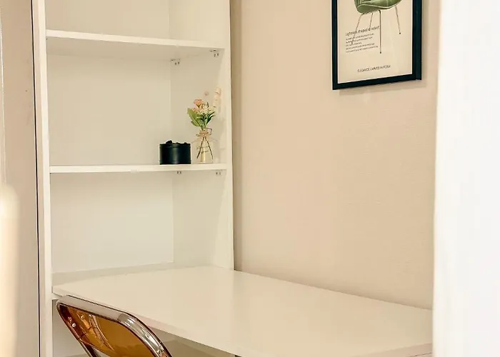 53hongdae Station Area, Yeonnam, Hongdae Street, 15 Minutes From Itaewon, Single Accommodation, Fully Furnished *