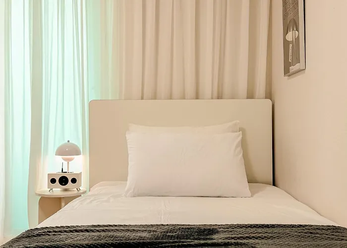 53hongdae Station Area, Yeonnam, Hongdae Street, 15 Minutes From Itaewon, Single Accommodation, Fully Furnished *