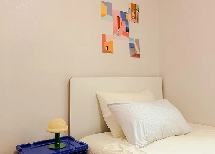 53hongdae Station Area, Yeonnam, Hongdae Street, 15 Minutes From Itaewon, Single Accommodation, Fully Furnished *