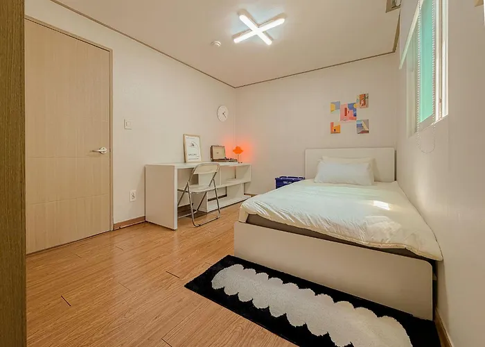 53hongdae Station Area, Yeonnam, Hongdae Street, 15 Minutes From Itaewon, Single Accommodation, Fully Furnished Appartement *