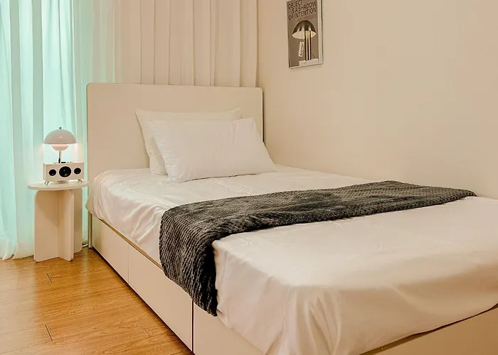 53hongdae Station Area, Yeonnam, Hongdae Street, 15 Minutes From Itaewon, Single Accommodation, Fully Furnished