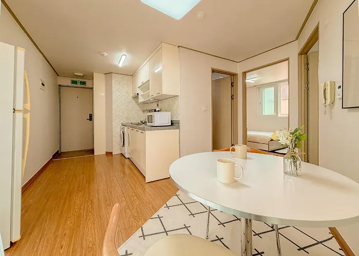 53hongdae Station Area, Yeonnam, Hongdae Street, 15 Minutes From Itaewon, Single Accommodation, Fully Furnished *